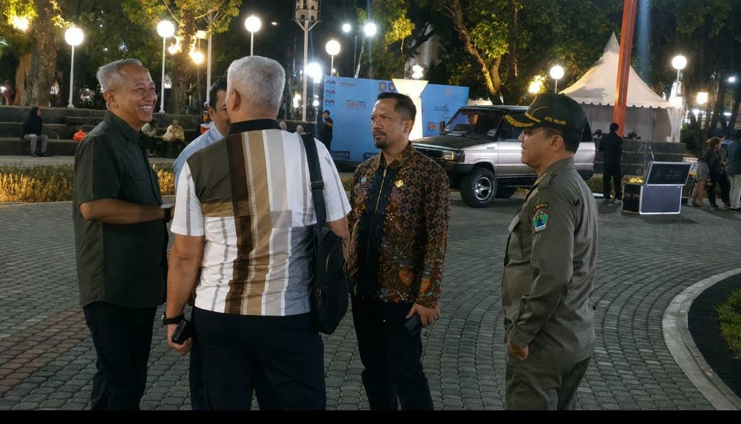 Gerakan Indonesia Asri, DLH Kota Malang Terima Bantuan Sarpras Kebersihan dan 500 Pohon untuk Penghijauan