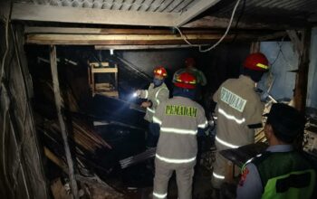 Gudang Mebel di Singosari Terbakar Usai Ledakan Dini Hari, Damkar Bergerak Cepat Cegah Api Merembet