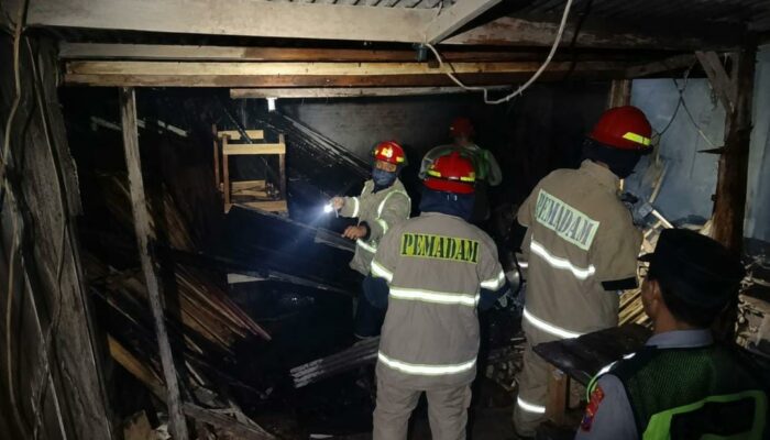 Gudang Mebel di Singosari Terbakar Usai Ledakan Dini Hari, Damkar Bergerak Cepat Cegah Api Merembet