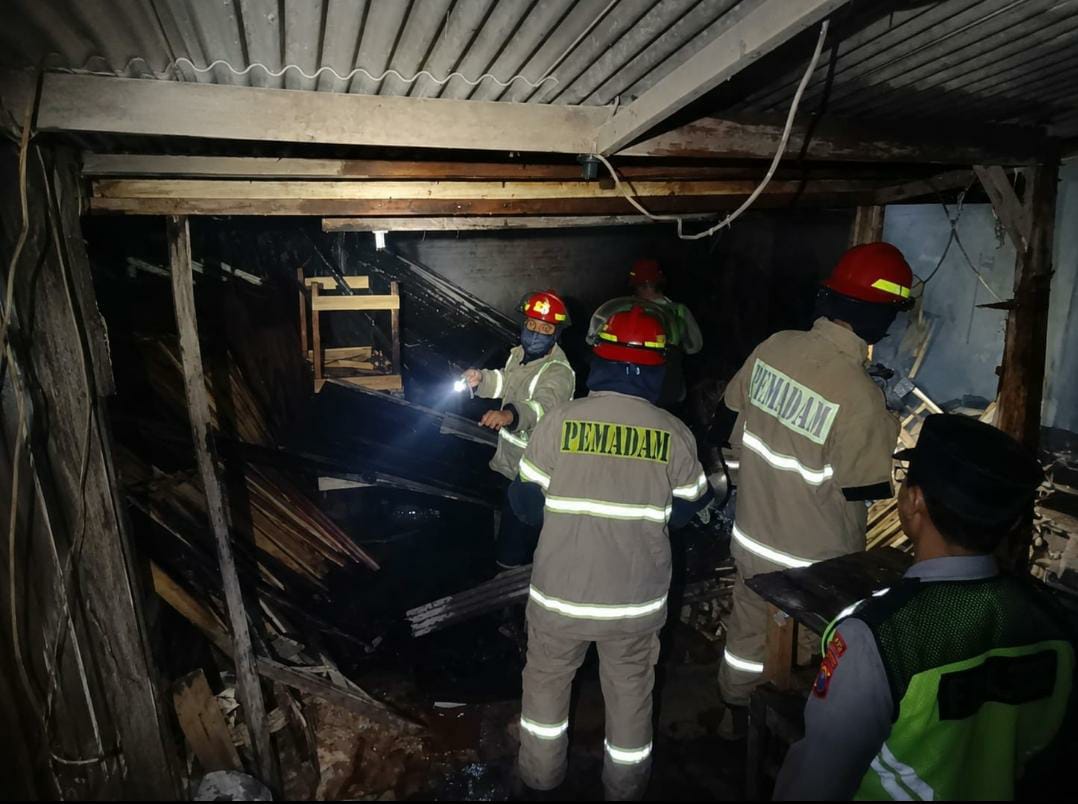 Gudang Mebel di Singosari Terbakar Usai Ledakan Dini Hari, Damkar Bergerak Cepat Cegah Api Merembet