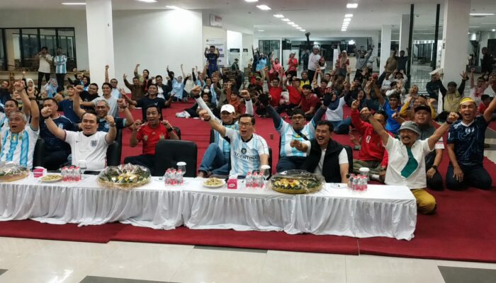 Nobar Piala Dunia Meriahkan MPP Ramayana, Disnaker PMPTSP Kota Malang Sulap Ruang Pelayanan Jadi Arena Kebersamaan