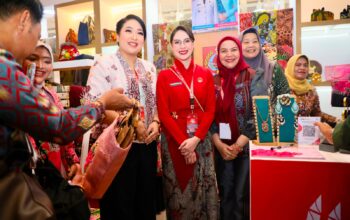 HUT ke-46 Dekranas, Arumi Bachsin Dorong Wastra Lebih Relevan dengan Generasi Muda
