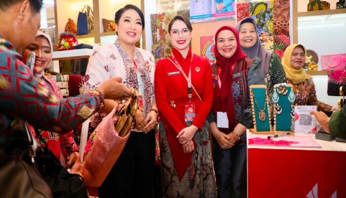 HUT ke-46 Dekranas, Arumi Bachsin Dorong Wastra Lebih Relevan dengan Generasi Muda