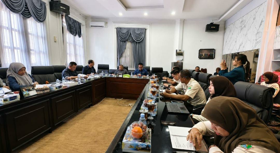 Komisi B DPRD Kota Malang menggelar rapat kerja bersama Bapenda Kota Malang untuk membahas pertanggungjawaban pelaksanaan APBD Tahun Anggaran 2025.(foto:sudutkota.id/mit)