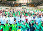 Ketahanan Pangan Jadi Fokus, Khofifah dan Zulhas Salurkan 600 Paket Sembako untuk Ojol dan Nelayan di Gresik
