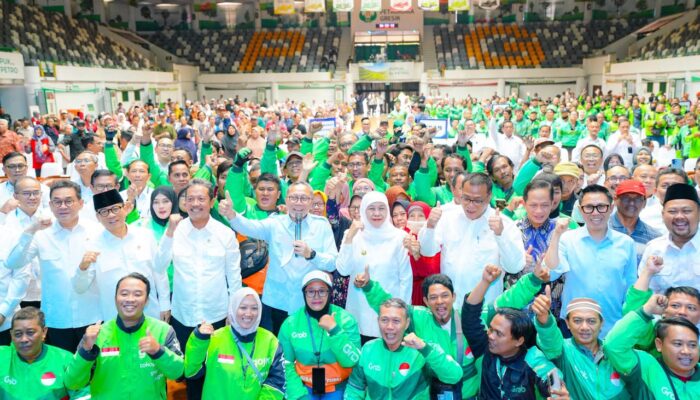Ketahanan Pangan Jadi Fokus, Khofifah dan Zulhas Salurkan 600 Paket Sembako untuk Ojol dan Nelayan di Gresik