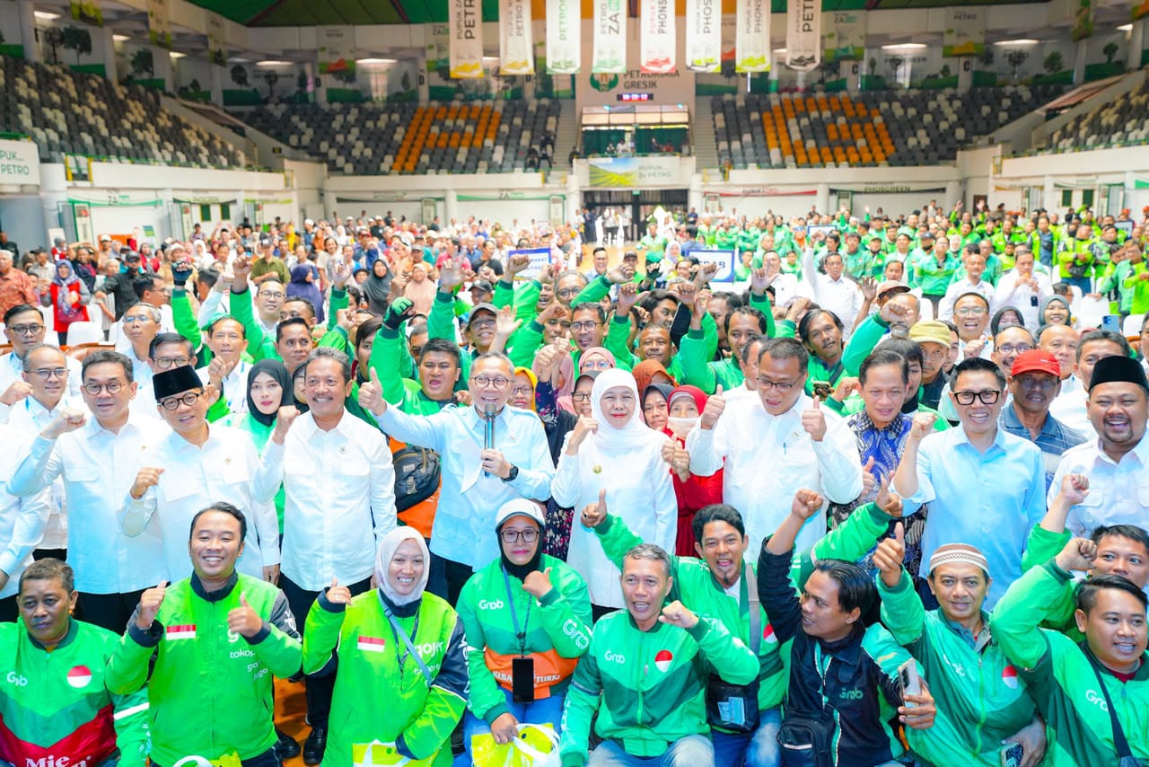 Ketahanan Pangan Jadi Fokus, Khofifah dan Zulhas Salurkan 600 Paket Sembako untuk Ojol dan Nelayan di Gresik