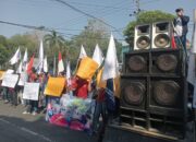 Puluhan Buruh PT SGS Jombang Berkemah di Kantor Disnaker, Tuntut Mediasi PHK Massal