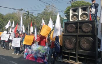 Puluhan Buruh PT SGS Jombang Berkemah di Kantor Disnaker, Tuntut Mediasi PHK Massal