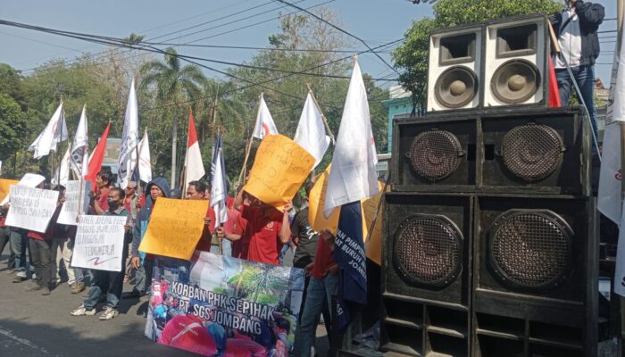 Puluhan Buruh PT SGS Jombang Berkemah di Kantor Disnaker, Tuntut Mediasi PHK Massal