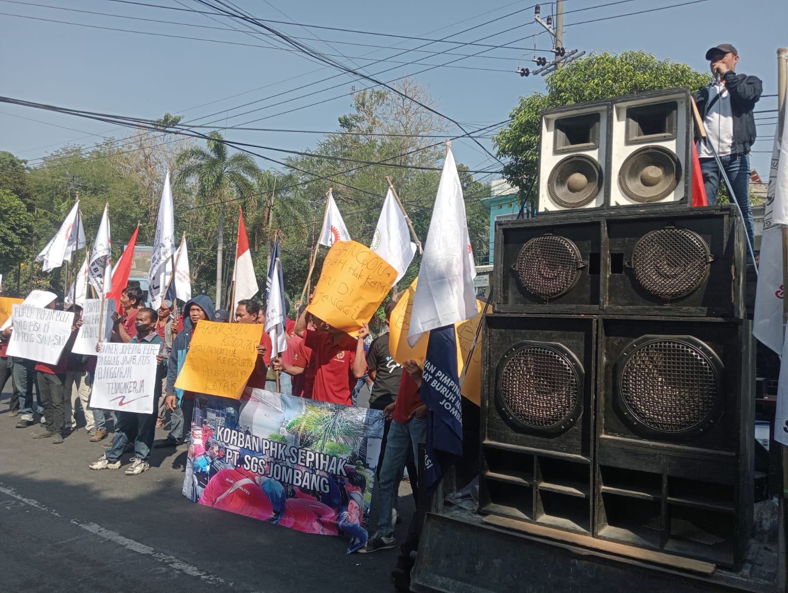 Puluhan Buruh PT SGS Jombang Berkemah di Kantor Disnaker, Tuntut Mediasi PHK Massal