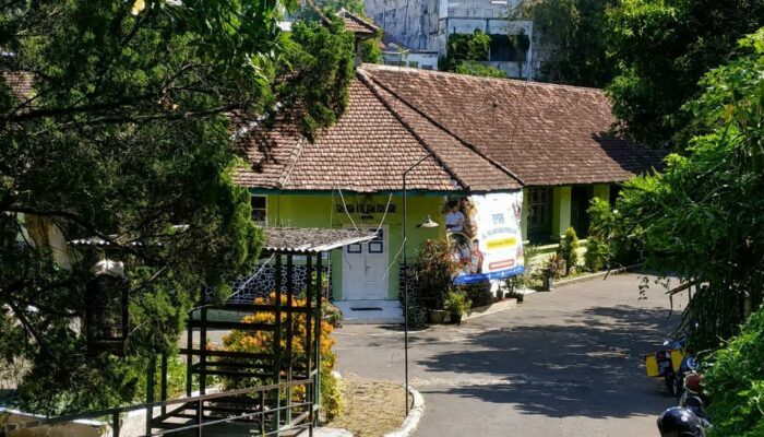 Tak Banyak yang Tahu, Sekolah Aktif Tertua di Kota Malang Berdiri di Samping Pasar Burung Splendid