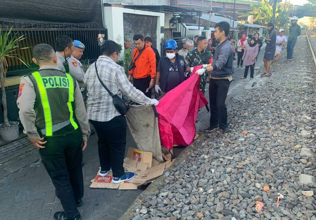Diduga Sengaja Berbaring di Rel, Lansia Tewas Tertabrak Kereta Arjuna Express di Polowijen