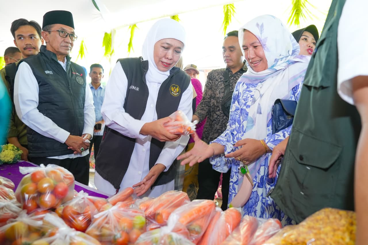 Gelar Pasar Murah ke-84 di Pamekasan, Khofifah: Tekan Harga Pokok, Kuatkan Daya Beli dan UMKM