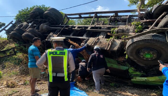 Diduga Rem Blong, Truk Tangki Tetes Tebu Terguling di Jalibar Kepanjen