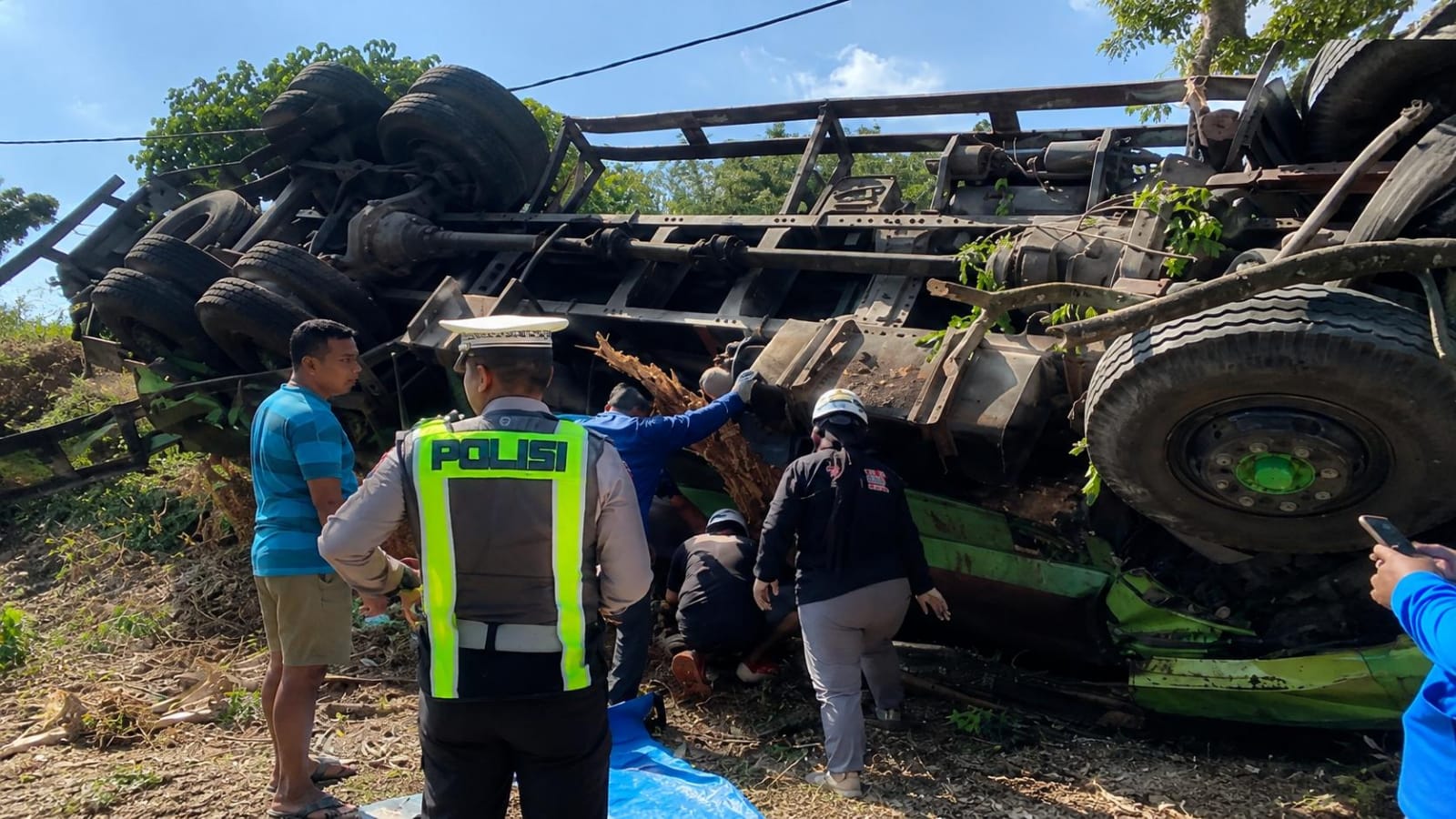 Diduga Rem Blong, Truk Tangki Tetes Tebu Terguling di Jalibar Kepanjen, Sopir Tewas Terjepit di Kabin