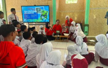UKM Wanala UNAIR Edukasi Siswa SD di Bawean Soal Bahaya Mikroplastik dan Sampah Laut