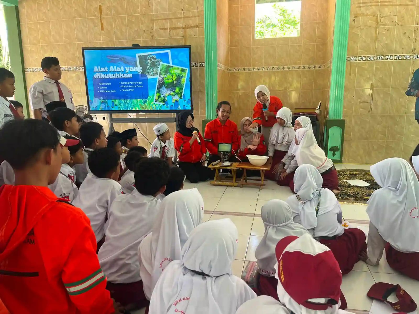 UKM Wanala UNAIR Edukasi Siswa SD di Bawean Soal Bahaya Mikroplastik dan Sampah Laut