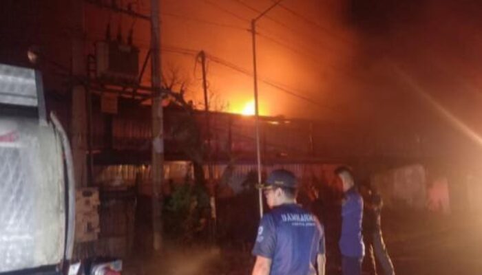 Pabrik Pakan Ternak di Jombang Terbakar Saat Pergantian Sif, Damkar Kerahkan 6 Unit