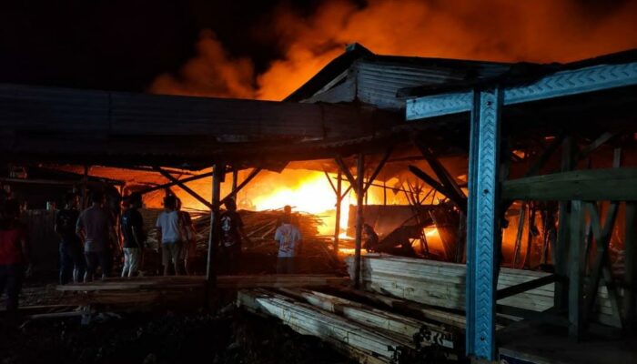 Pabrik Pengolahan Kayu di Wagir Terbakar, Diduga Dipicu Mesin Pemotong Kayu