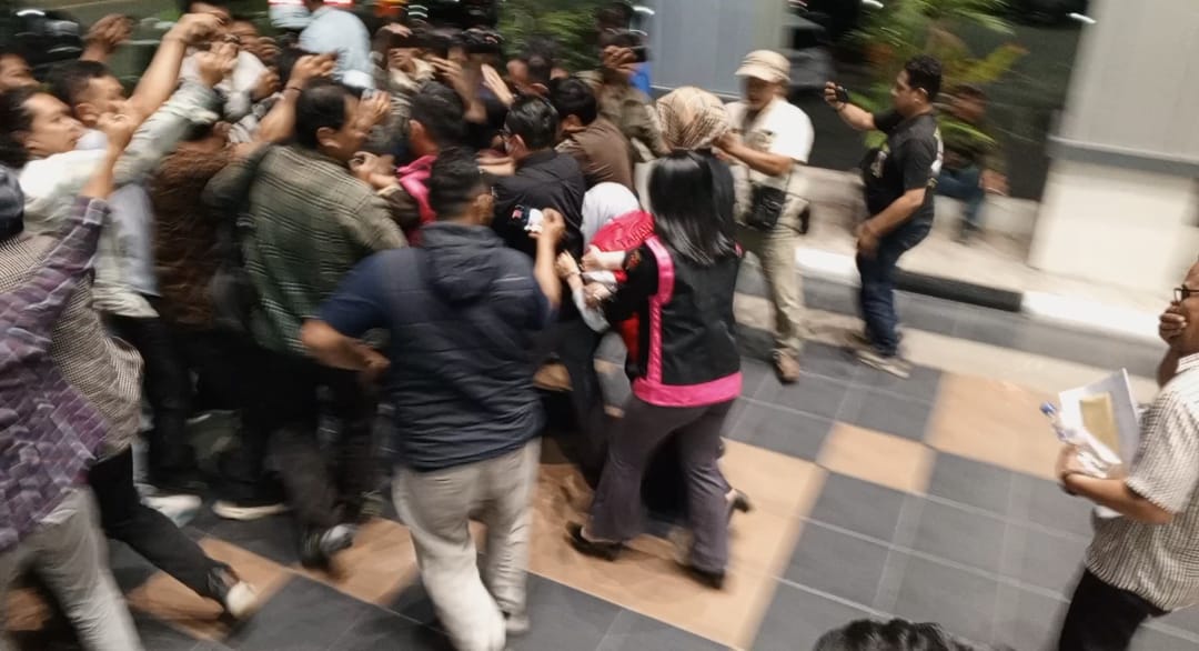 Pungli, Kejati Tetapkan Tersangka ED yang Menjabat Kabid Geologi dan Air Tanah Dinas ESDM Jatim