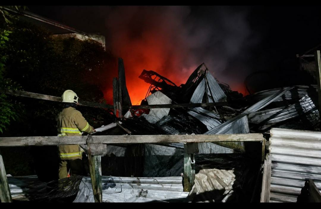 Bakar Sampah Tanpa Pengawasan, Tumpukan Rongsokan di Kepanjen Ludes Terbakar