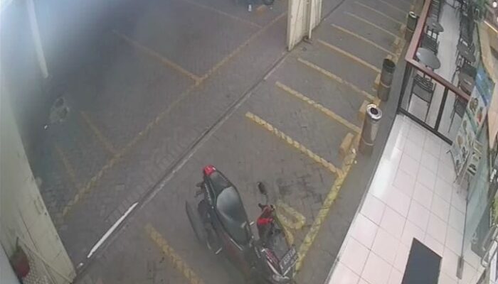 Terekam CCTV, Komplotan Curanmor Gasak Motor Karyawan Indomaret di Pilang Wonoayu