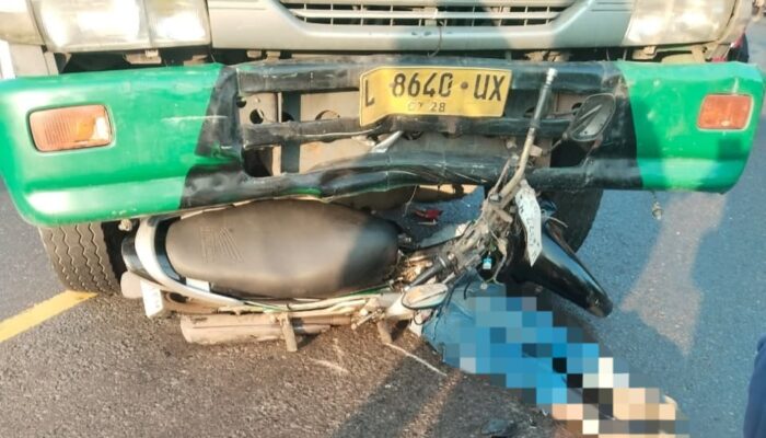 Pelajar SMK Asal Sidoarjo Alami Tabrakan di Jalan Raya Balongbendo, Korban Menyelinap Dibawah Truk