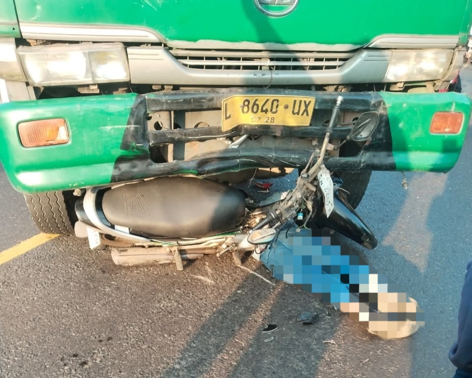 Pelajar SMK Asal Sidoarjo Alami Tabrakan di Jalan Raya Balongbendo, Korban Menyelinap Dibawah Truk