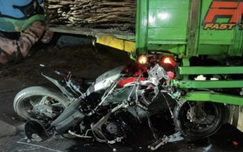 Diduga Tabrak Truk Bermuatan Tebu di Bawah Tol Sidodadi Lawang, Pemotor Dikabarkan Tewas di Lokasi