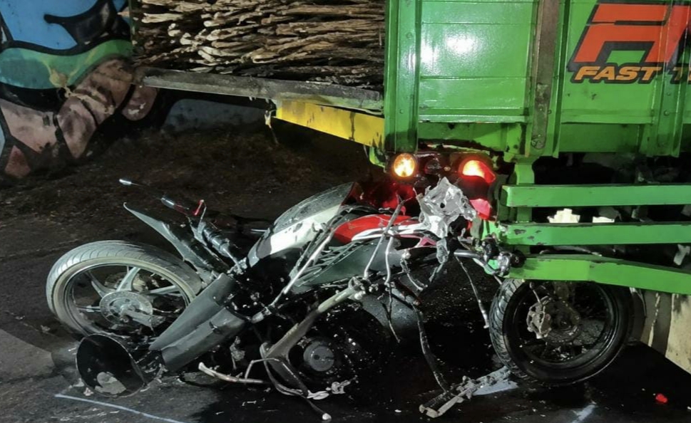 Diduga Tabrak Truk Bermuatan Tebu di Bawah Tol Sidodadi Lawang, Pemotor Dikabarkan Tewas di Lokasi