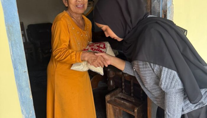 Ultah, Wakil Ketua DPRD Jember Fatmawati Pilih Rayakan dengan Bagi Sembako untuk Duafa