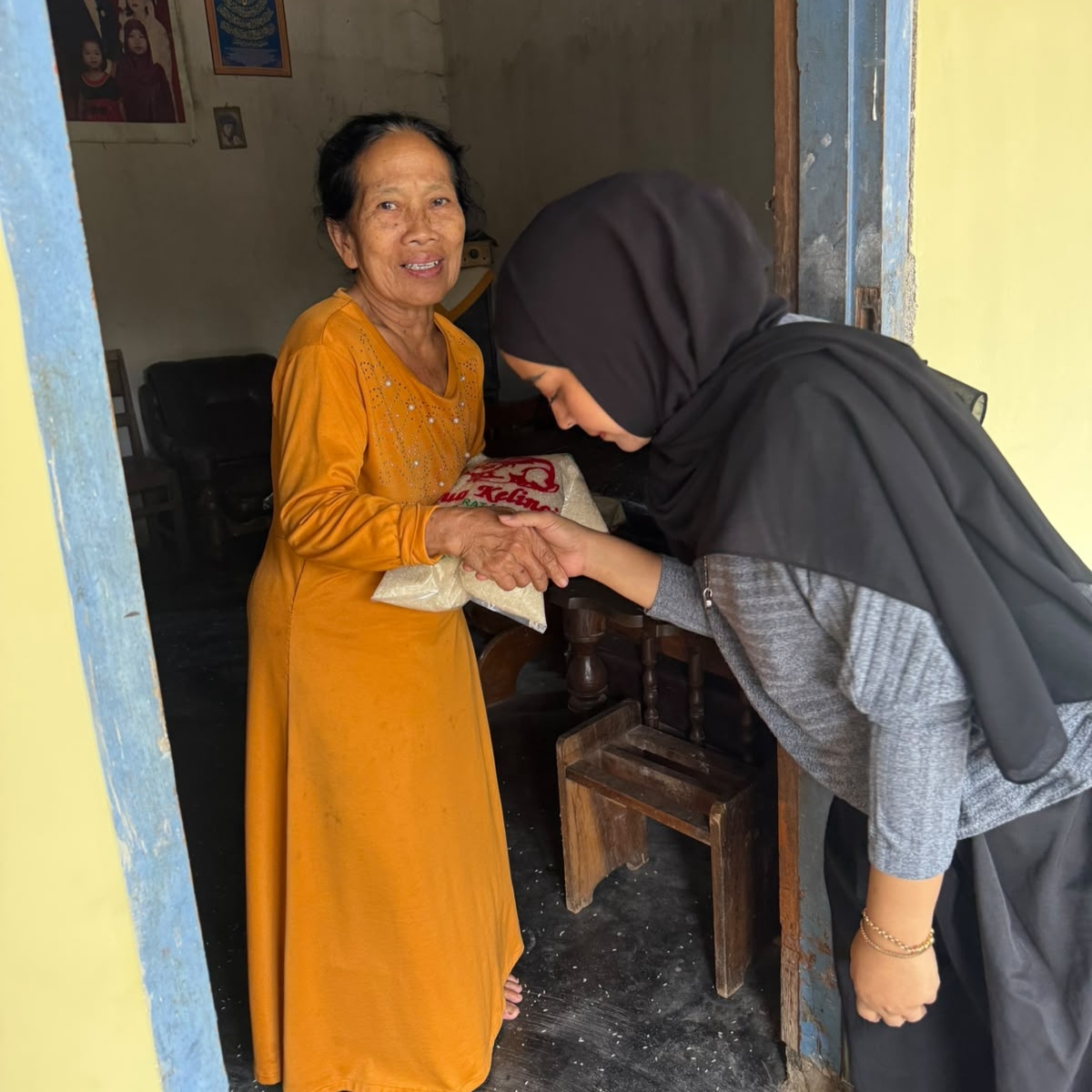 Ultah, Wakil Ketua DPRD Jember Fatmawati Pilih Rayakan dengan Bagi Sembako untuk Duafa