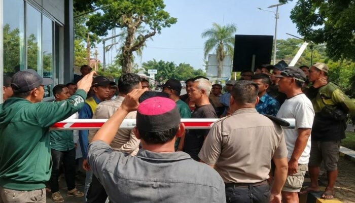 Demo Memanas di Karangkates, Massa Desak Direksi PJT I Cabut Kebijakan Penutupan Akses Lahor
