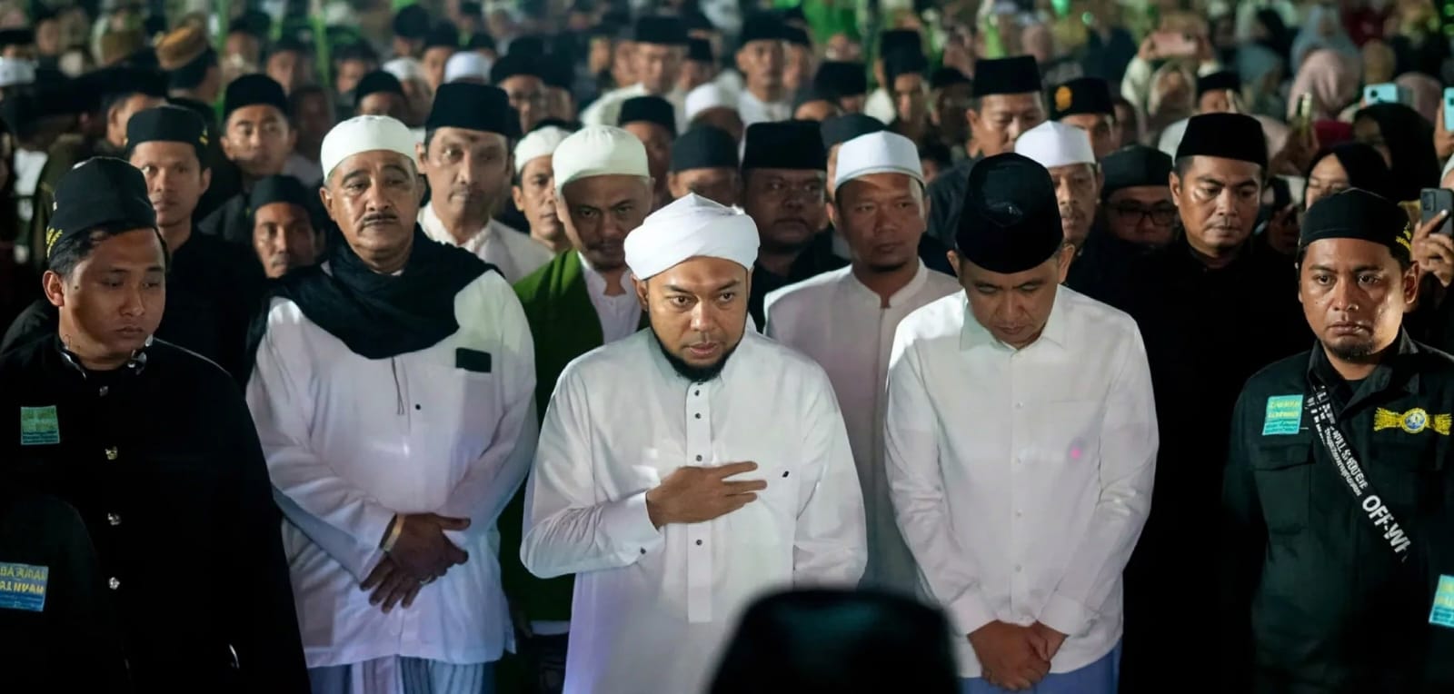 Di Hadapan Puluhan Ribu Jamaah Jember Bersholawat, Bupati Fawait Sosialisasikan Beasiswa untuk Santri