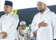 Di Hadapan Puluhan Ribu Jamaah Jember Bersholawat, Bupati Fawait Sosialisasikan Beasiswa untuk Santri