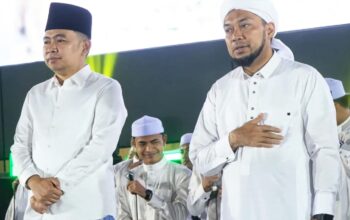 Di Hadapan Puluhan Ribu Jamaah Jember Bersholawat, Bupati Fawait Sosialisasikan Beasiswa untuk Santri