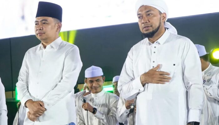 Di Hadapan Puluhan Ribu Jamaah Jember Bersholawat, Bupati Fawait Sosialisasikan Beasiswa untuk Santri