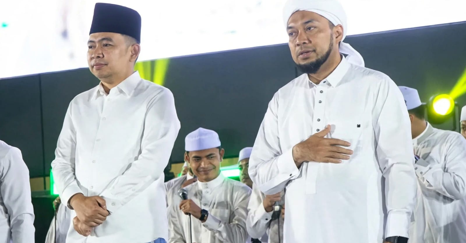 Di Hadapan Puluhan Ribu Jamaah Jember Bersholawat, Bupati Fawait Sosialisasikan Beasiswa untuk Santri