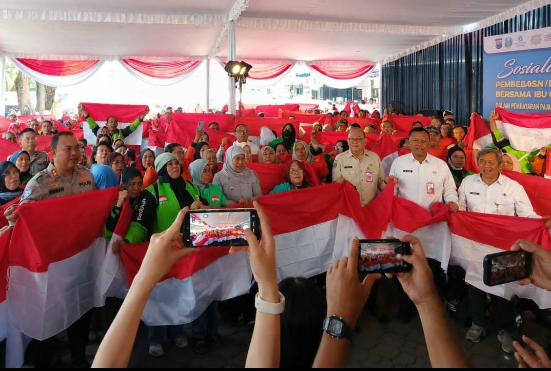 Khofifah Luncurkan Pemutihan Pajak Kendaraan di Samsat Kota Malang, Ratusan Driver Ojol Ikut Meriahkan HUT RI