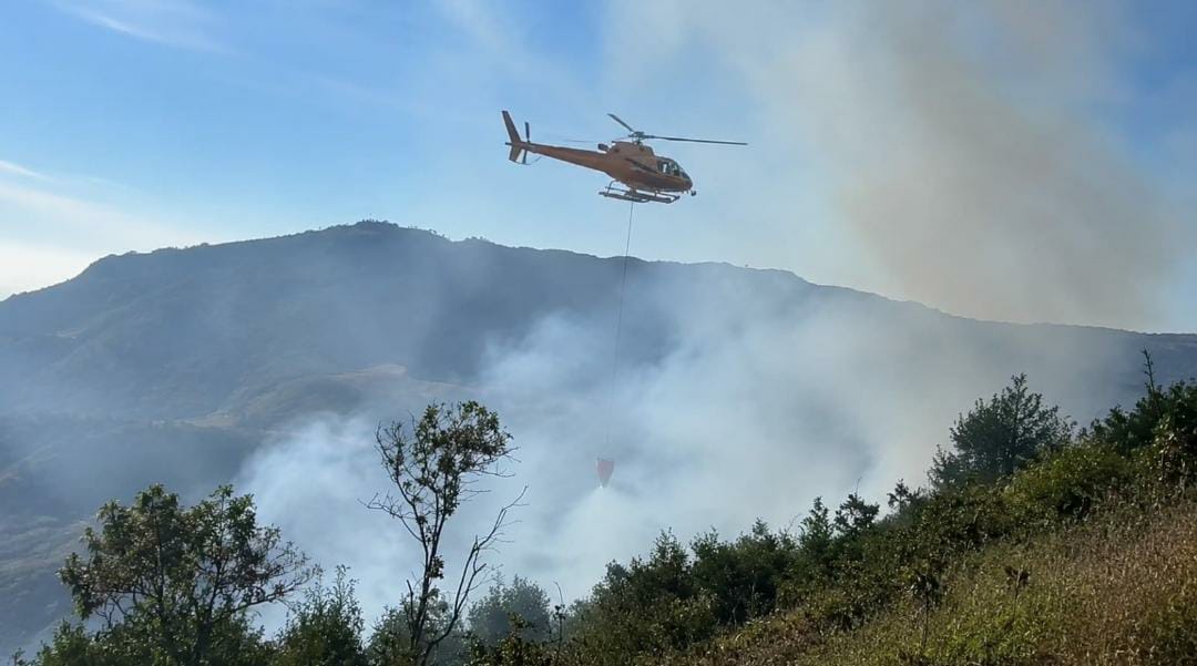 Empat Hari Berjuang, Karhutla TNBTS Akhirnya Terkendali Berkat Operasi Darat dan Water Bombing