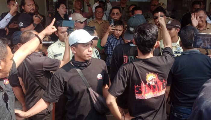 Tidak Terima Dicekik Kades Saat Demo, Bentrokan Anggota Laskar Jahanam Berlanjut di Kantor Bapenda
