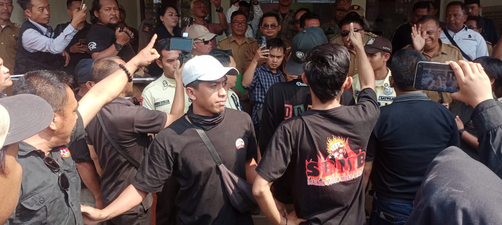 Tidak Terima Dicekik Kades Saat Demo, Bentrokan Anggota Laskar Jahanam Berlanjut di Kantor Bapenda