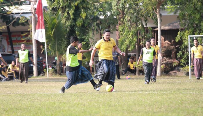 Mini Soccer Bersarung Meriahkan HUT ke-81 RI di Jombang, PJU Polres Menang Tipis 1-0