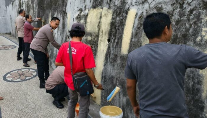 Polresta Malang Kota dan Warga Bersinergi Tata Lingkungan Jelang HUT ke-81 RI