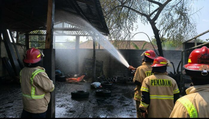 Bakar Sampah Tak Terkendali, Dua Truk Pengangkut Ayam Terbakar Hebat di Bululawang