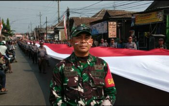 81 Meter Merah Putih Membelah Bumiayu, 69 Linmas Tempuh Kirab 8 Kilometer