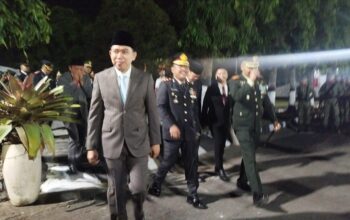 Malam Renungan Suci, Pagi Hari Bupati Fawait Beri Penghargaan Pada Pelatih dan Atlet Berprestasi