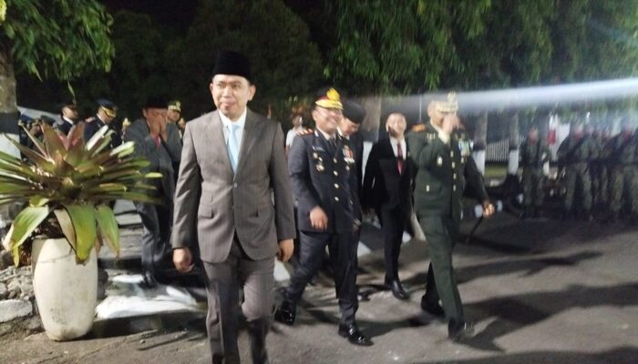 Malam Renungan Suci, Pagi Hari Bupati Fawait Beri Penghargaan Pada Pelatih dan Atlet Berprestasi