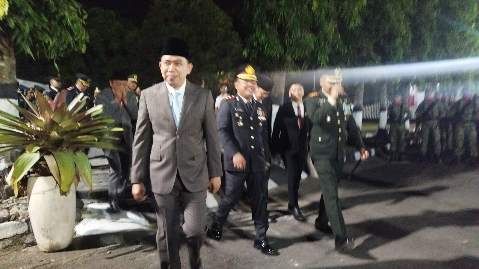 Malam Renungan Suci, Pagi Hari Bupati Fawait Beri Penghargaan Pada Pelatih dan Atlet Berprestasi